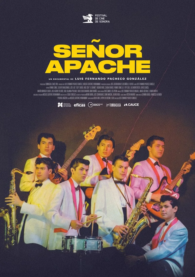Póster de Señor Apache: título en amarillo sobre fondo oscuro y, abajo, Los Apson posando con sacos blancos, guitarras, saxofones y tarola.